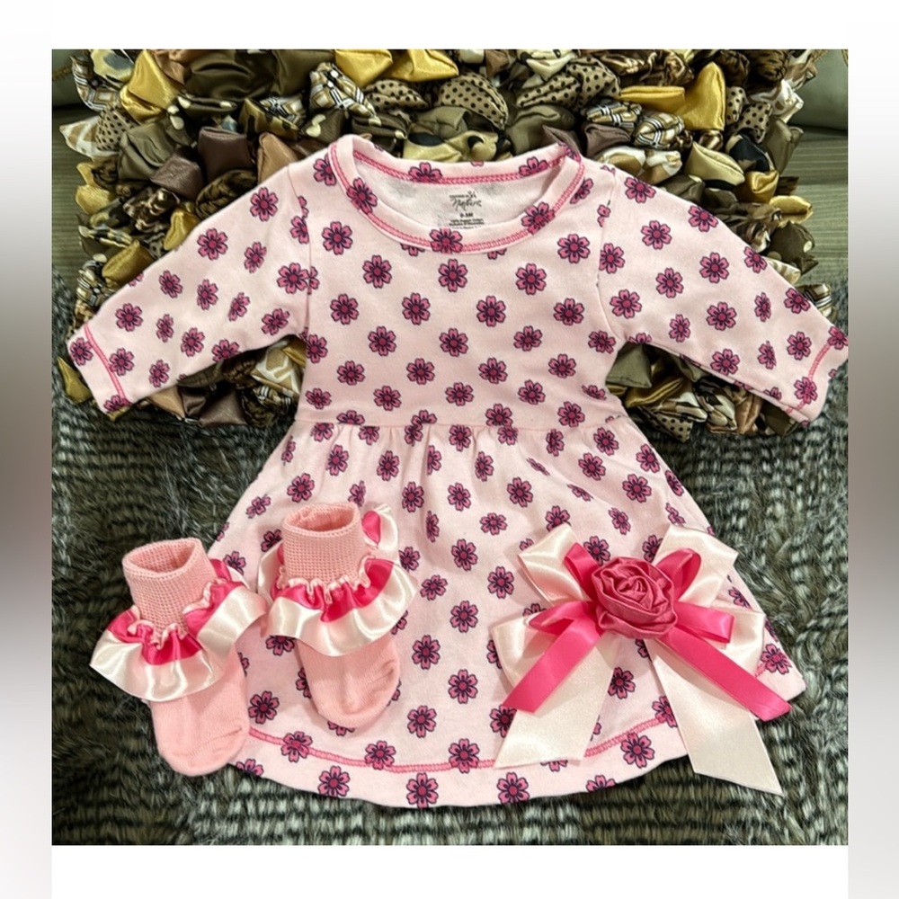 Kids dress size 0-3 months & socks and bow price is firm